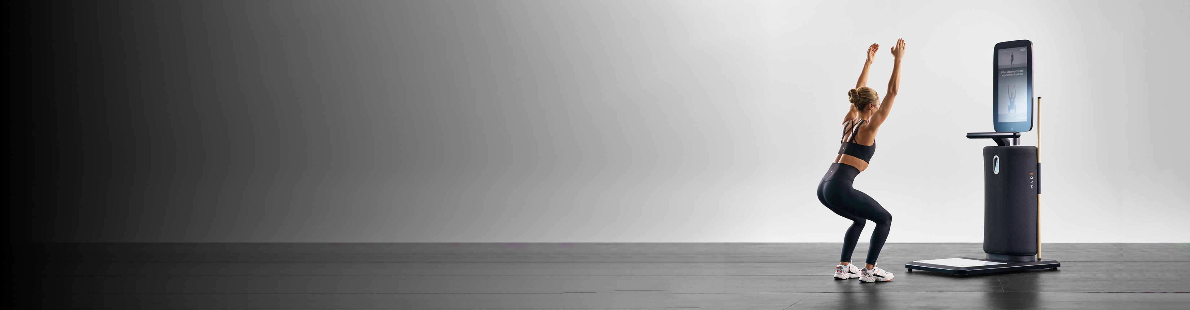 Athletin beim Mobilitätstest vor dem EGYM Fitness Hub