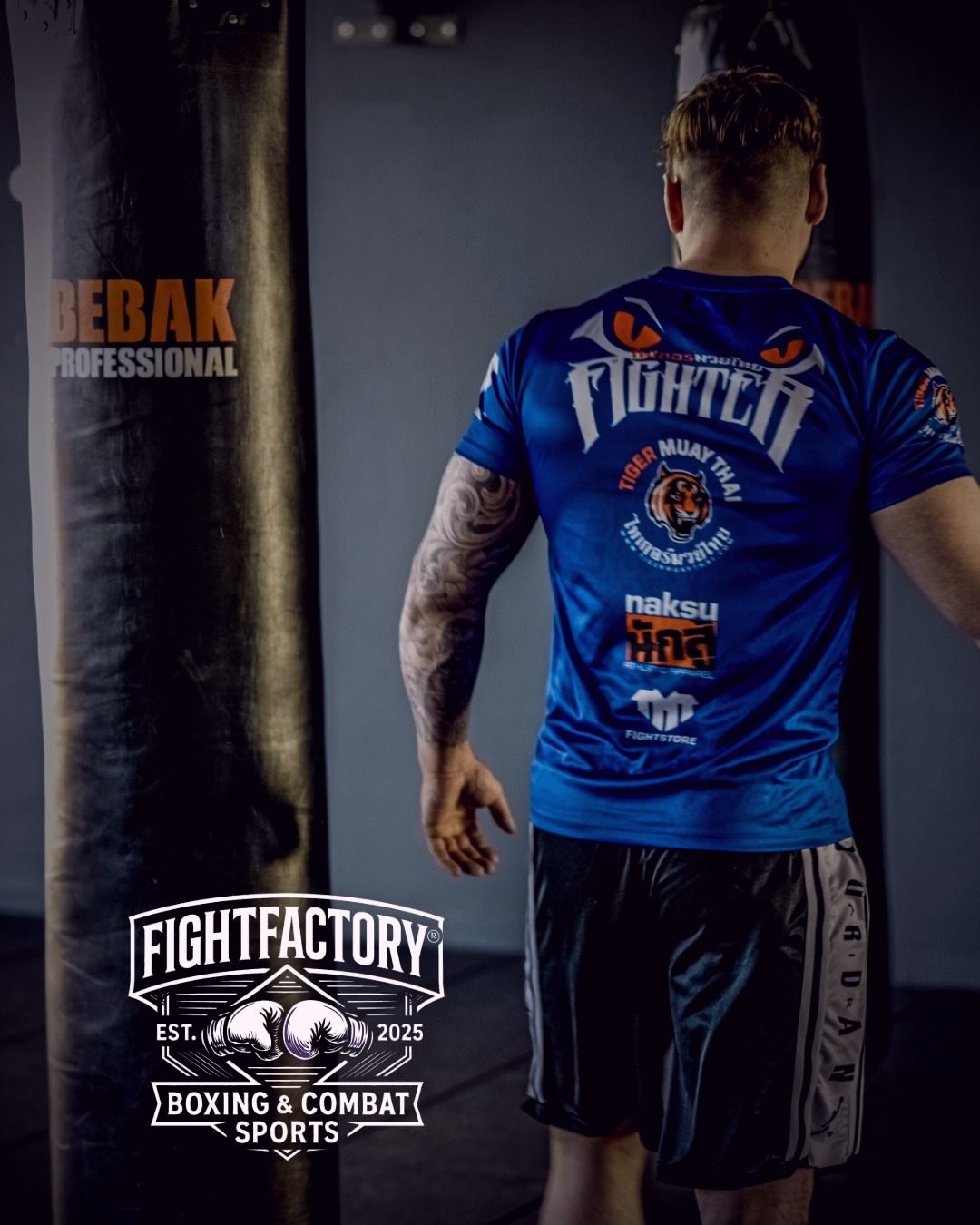 Kampfsportler zwischen den Sandsäcken der FIGHTfactory