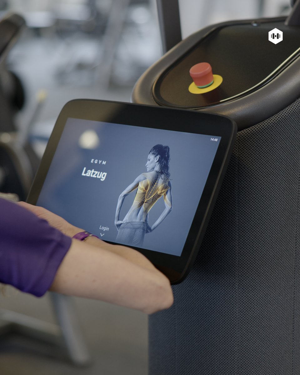 Display eines EGYM-Kraftgeräts mit geführter Übungsdarstellung