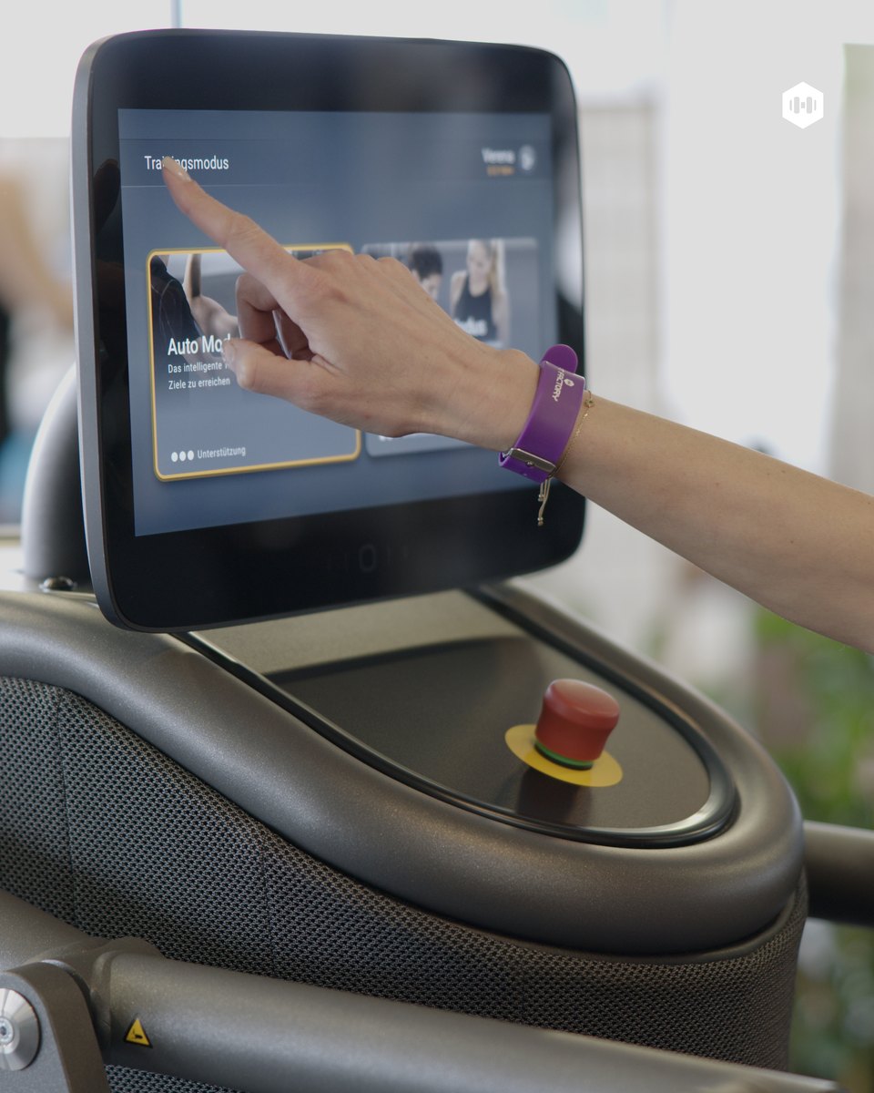Auswahl eines Trainingsprogramms am EGYM-Kraftgerät