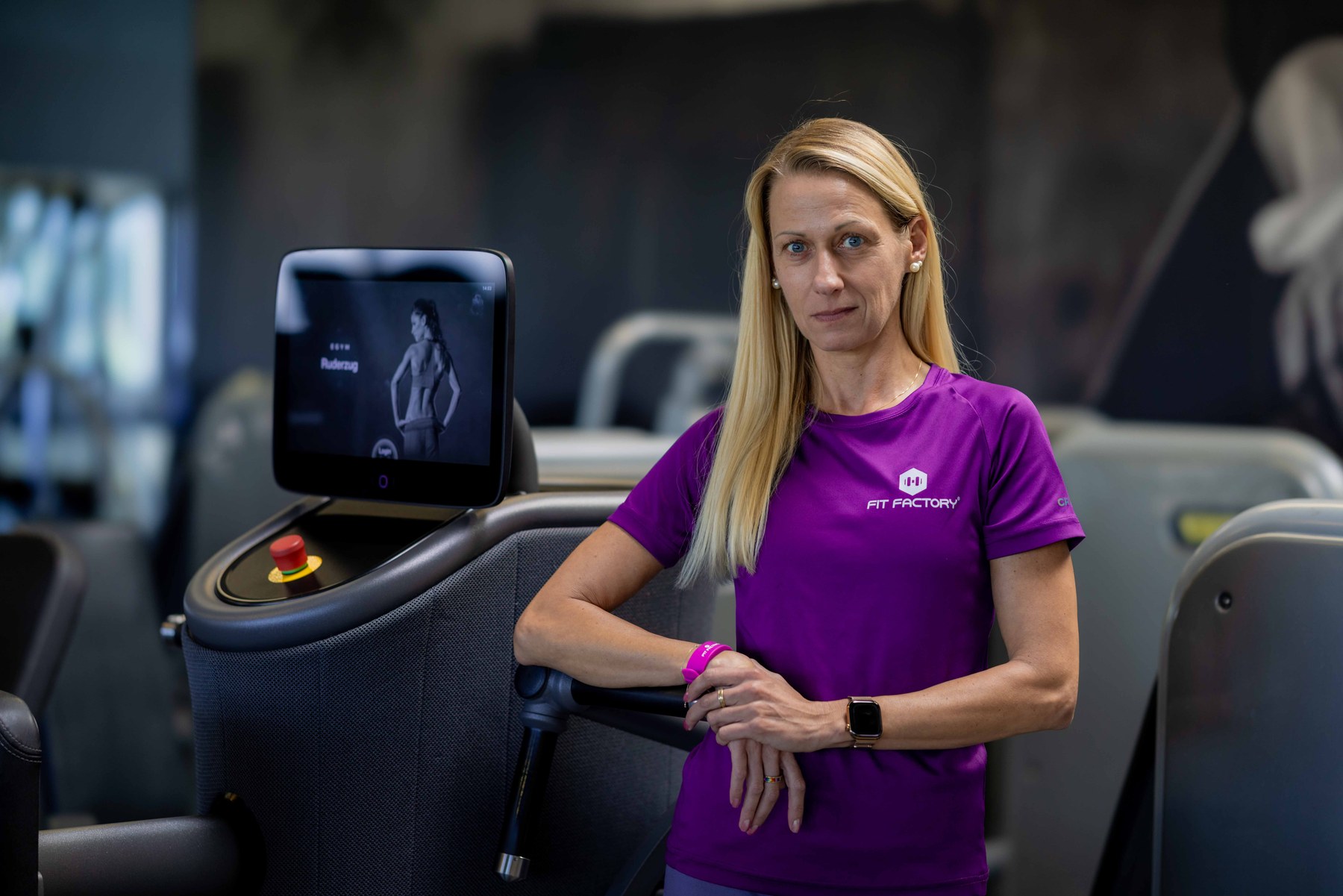 Verena neben einem EGYM-Trainingsgerät in der FITfactory