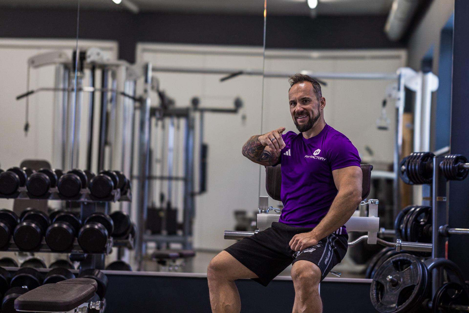 Marc im violetten FITfactory-Shirt im Trainingsbereich – dein Start in Deutschlandsberg.