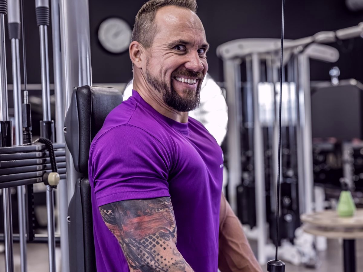 Ein FITfactory-Teammitglied im Trainingsbereich in Deutschlandsberg