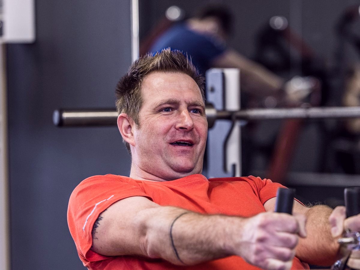 Ein erwachsener Sportler beim aktiven Krafttraining in der FITfactory