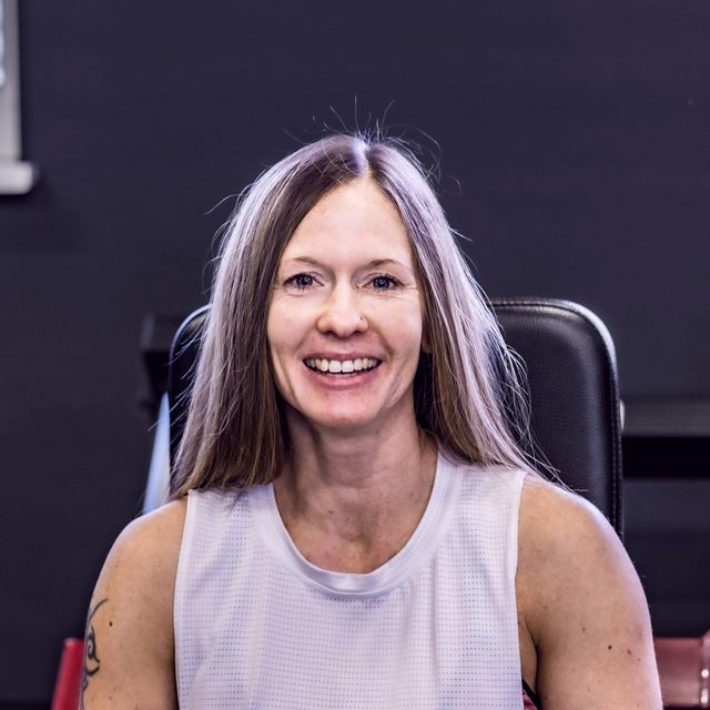 Eine erwachsene Sportlerin in der FITfactory-Trainingsumgebung