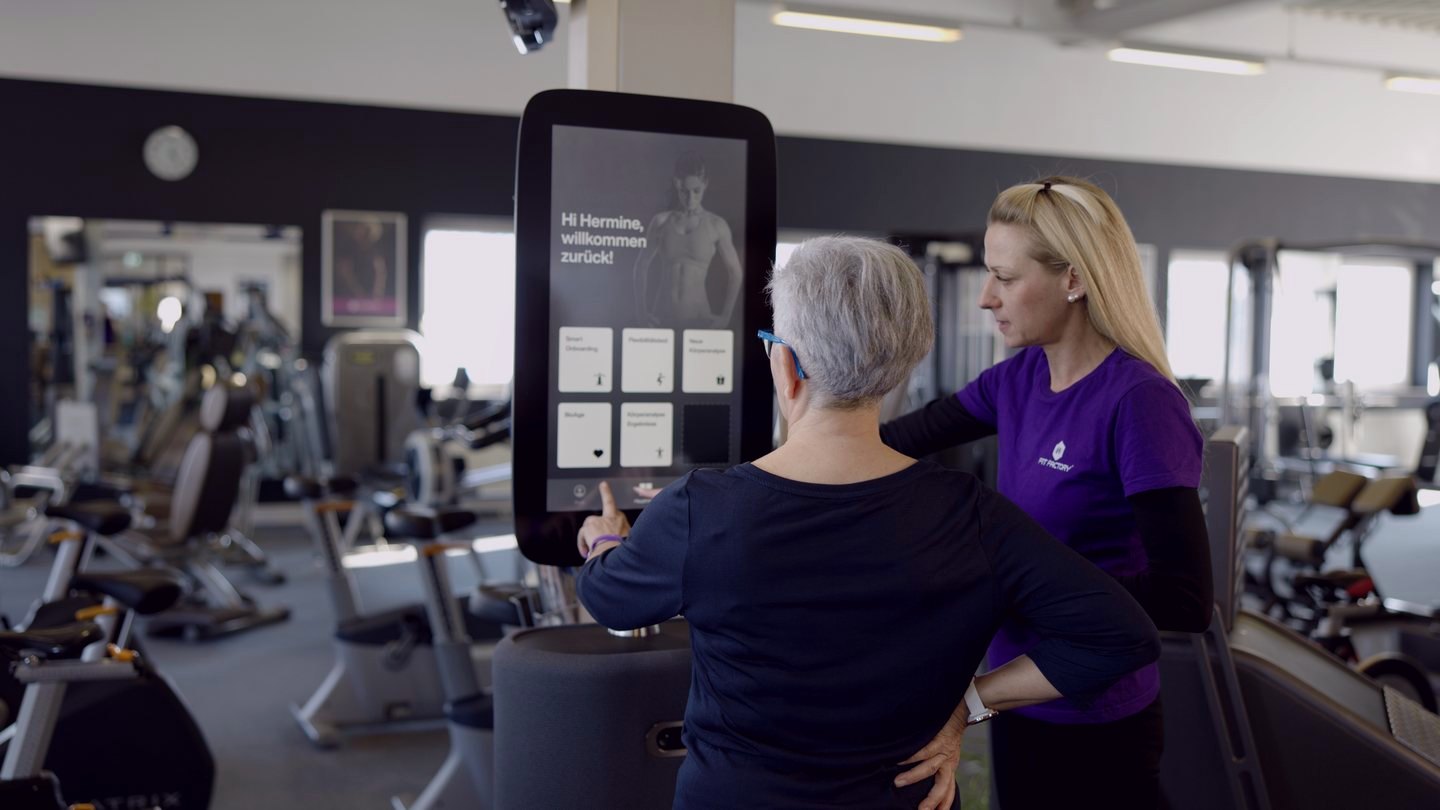 FITfactory-Teammitglied begleitet den Start am EGYM Fitness Hub