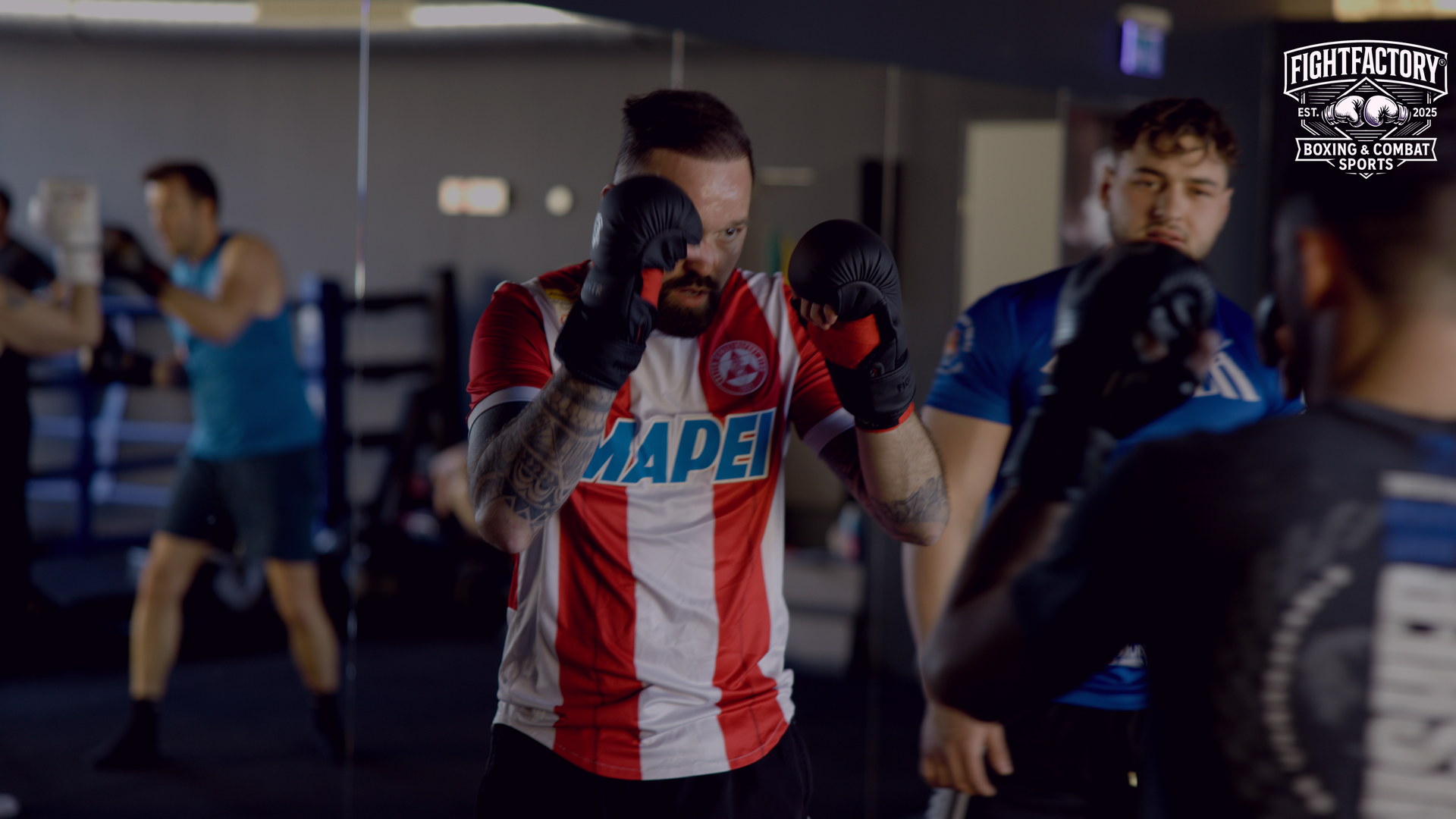 Mehrere Erwachsene beim konzentrierten Boxtraining in der FIGHTfactory.