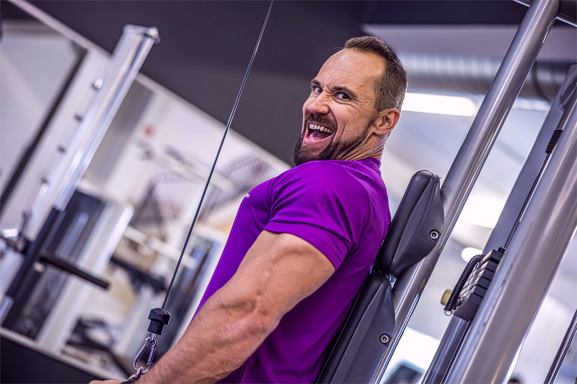 Gut gelauntes Krafttraining an einer geführten Maschine bei FITfactory